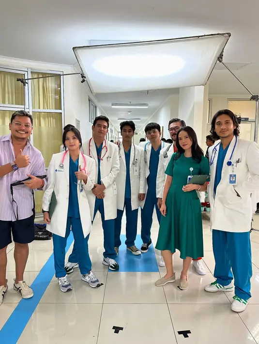 Berlatar set layaknya rumah sakit, kebersamaan para pemain series Sekotengs ini tampak begitu akrab. Tak hanya profesional di depan kamera, momen akrab saat break syuting akan memperkuat chemistry di series yang sedang dibintangi. (Liputan6.com/IG/@giorgino_abraham)