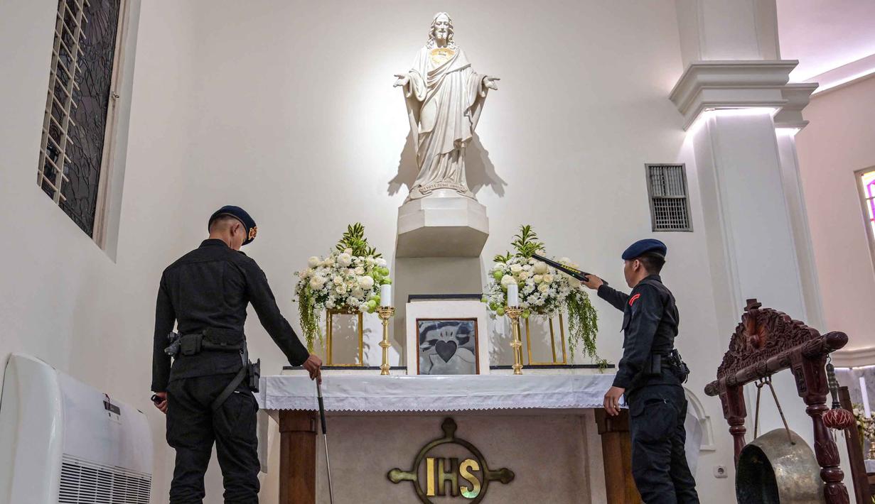 Personel dari unit Gegana dan Jihandak Brimob Polda Jawa Timur melakukan pemeriksaan di dalam area Gereja Katedral Hati Kudus Yesus, atau yang dikenal secara lokal sebagai gereja "Hati Kudus Yesus", Surabaya, pada Rabu 24 Desember 2025. Jelang Misa Malam Natal 2025, tim dari unit Gegana dan Jihandak Brimob Polda Jawa Timur melakukan sterilisasi area Gereja Katedral Hati Kudus Yesus, yang dikenal secara lokal sebagai gereja "Hati Kudus Yesus". (JUNI KRISWANTO/AFP)
