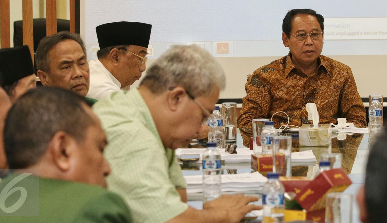 Ketua Umum PPP Djan Faridz (kanan) hadir saar pertemuan di gedung PPP, Jakarta,  (22/2). Pertemuan membahas menolak keputusan Menkumham yang mengesahkan kembali surat susunan DPP PPP muktamar bandung 2012. (Liputan6.com/Faizal Fanani)