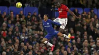 Penyerang Chelsea, Spanyol Pedro berebut bola udara dengan bek Manchester United, Eric Bailly pada pertandingan lanjutan Liga Inggris di Stamford Bridge, London  (18/2/2020). MU menang 2-0 atas Chelsea. (AFP Photo/Adrian Dennis)