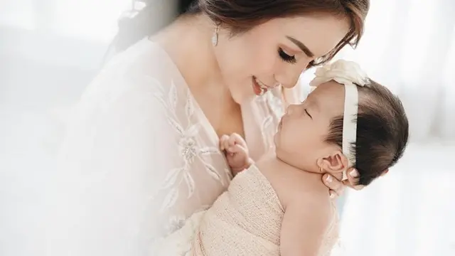 Fokus Urus Anak, Ini 7 Momen Kebersamaan Momo Geisha dengan Putrinya