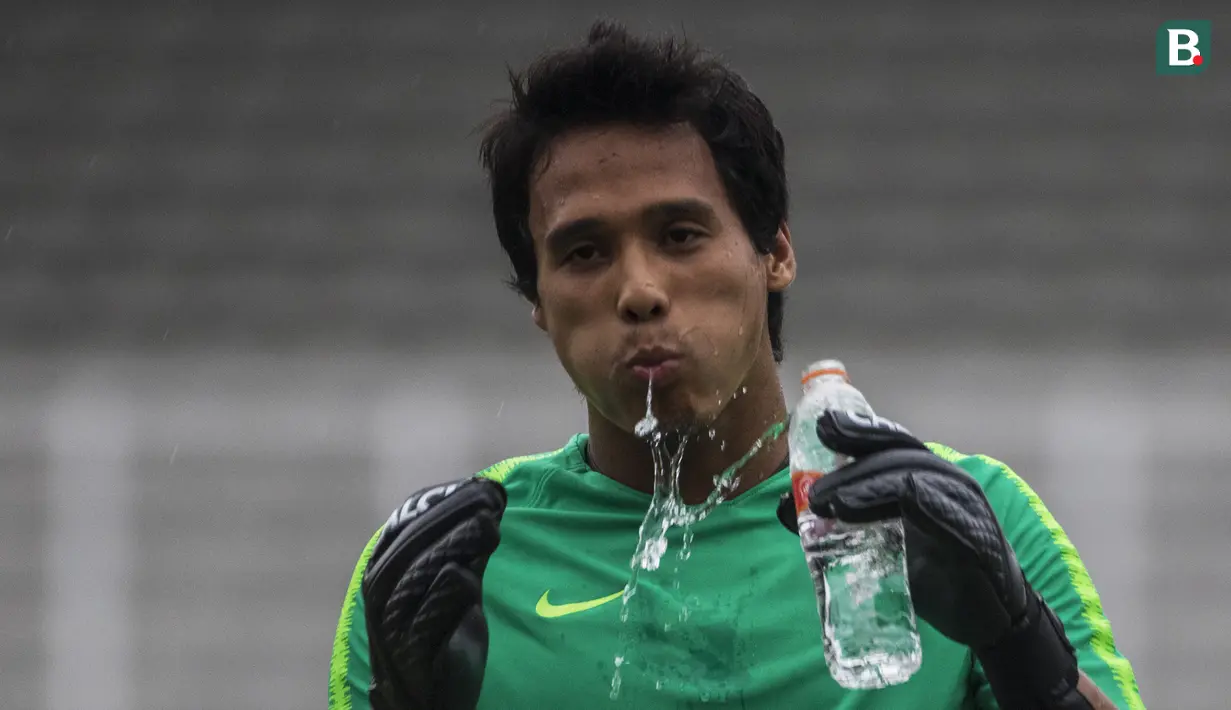 Kiper Timnas Indonesia, Muhammad Ridho, melepas dahaga saat latihan di Stadion Madya, Jakarta, Minggu (11/11). Latihan ini persiapan jelang laga Piala AFF 2018 melawan Timor Leste. (Bola.com/Vitalis Yogi Trisna)