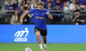 Pemain Chelsea, Mykhailo Mudryk, berlatih menjelang laga kontra Juventus di Kai Tak Stadium, Hong Kong, Selasa (4/8/2026). (May James/AFP)