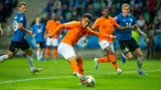 Penyerang Belanda, Donyell Malen memainkan bola saat laga menghadapi Estonia dalam kualifikasi Grup C Euro 2020, di Tallinn, Estonia, Senin (9/9/2019). Belanda mengalahkan Estonia dengan skor 4-0. (Raigo Pajula/AFP)