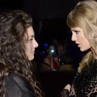 Jalinan persahabatan antara Lorded an Taylor Swift memang sudah berlangsung lama. Namun belakangan ini muncul pemberitaan, persahabatan mereka terpecah akibat pernyataan Lorde yang disalah artikan. (AFP/Bintang.com)