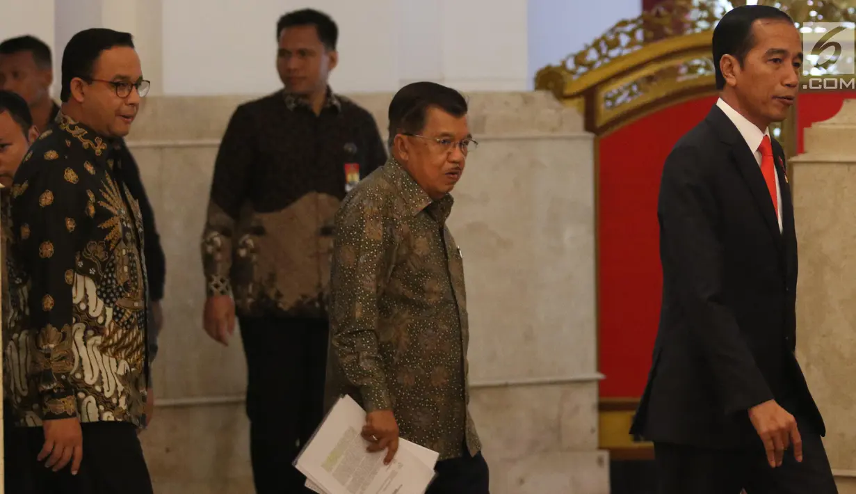 Presiden Joko Widodo didampingi Wapres Jusuf Kalla dan Gubernur DKI Jakarta Anies Baswedan bersiap untuk memberikan keterangan pers terkait rencana pemindahan Ibu Kota Negara di Istana Negara, Jakarta, Senin (26/8/2019). (Liputan6 com/Angga Yuniar)