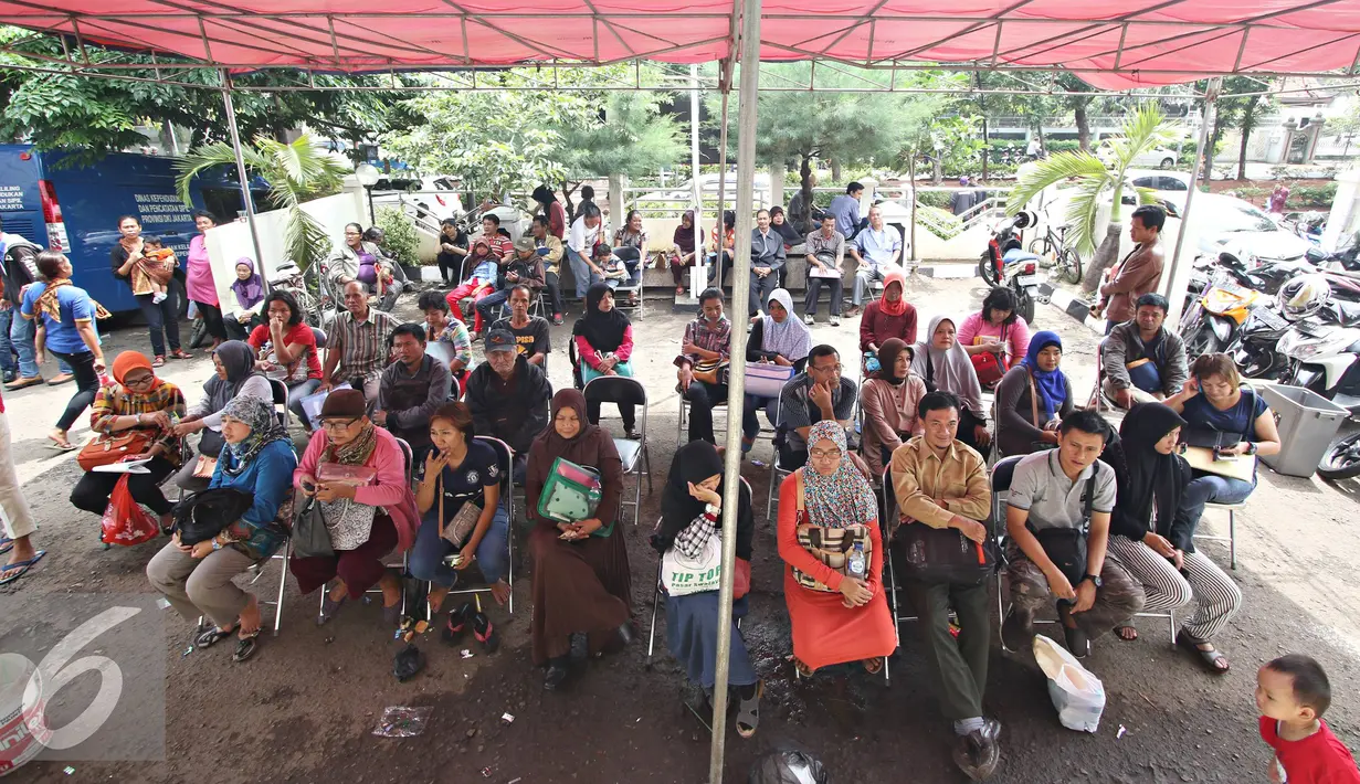 Warga menunggu untuk mendaftarkan akte kelahiran di Sudin Kependudukan dan Catatan Sipil Kotamadya, Jakarta Timur, Senin (28/12). Meskipun antre, namun ratusan warga tetap antusias mendaftarkan akte kelahiran serta e-KTP. (Liputan6.com/Immnuel Antonius) 