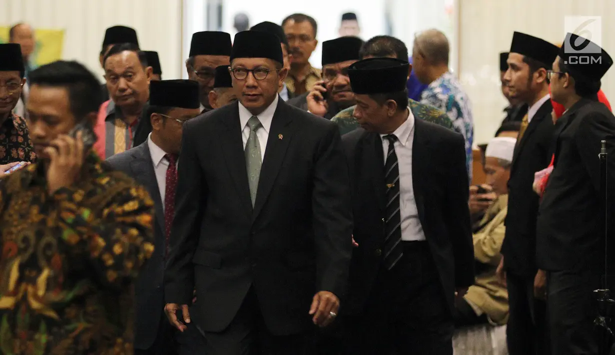 Menteri Agama Lukman Hakim Saifuddin saat tiba untuk memimpin Sidang Isbat di Kementerian Agama, Jakarta, Jumat (26/5). Sidang tersebut di sejumlah perwakilan dari organisasi keagamaan seperti dari PBNU serta dari MUI. (Liputan6.com/JohanTallo)
