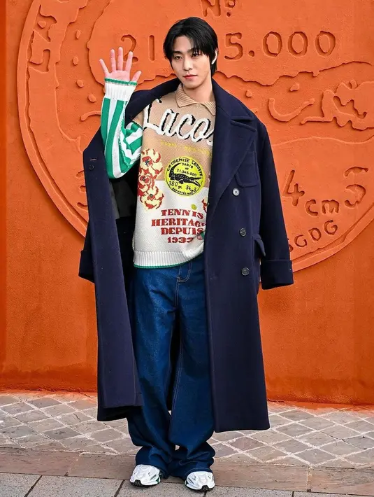 Hadir juga aktor Korea, Ahn Hyo Seop mengenakan sweater bermotif yang dipadukan celana jeans sebagai bawahan, dan long coat sebagai luaran. Ia melengkapinya dengan sneakers warna putih. [@fannyrlphotography]