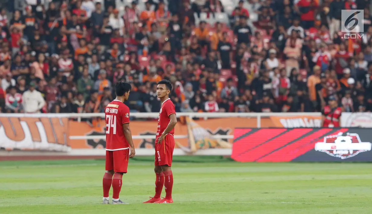 Pemain depan Persija, Heri Susanto (kiri) usai laga lanjutan Shopee Liga 1 Indonesia 2019 melawan Arema FC di Stadion Gelora Bung Karno, Jakarta, Sabtu (3/8/2019). Kedua tim bermain imbang 2-2-. (Liputan6.com/Helmi Fithriansyah)