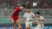 Penyerang Timnas Indonesia, Mitchell Baker (kiri), berduel udara dengan bek Vietnam pada laga ketiga Grup A Piala AFF 2026 di Stadion Pakansari, Bogor, Senin (3/8/2026) malam WIB. Mitchell Baker beberapa kali mengancam pertahanan Vietnam melalui bola-bola atas, namun gagal membawa skuad Garuda mencetak gol dalam laga yang berakhir dengan kekalahan 0-3. (Kapanlagi.com/Budy Santoso)