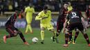 Pemain Villarreal, Nahuel mencoba melewati kepungan para pemain Bayer Laverkusen pada leg pertama 16 besar Liga Europa di Stadion El Madrigal, Villareal, Jumat (11/3/2016) dini hari WIB. (AFP/Jose Jordan)