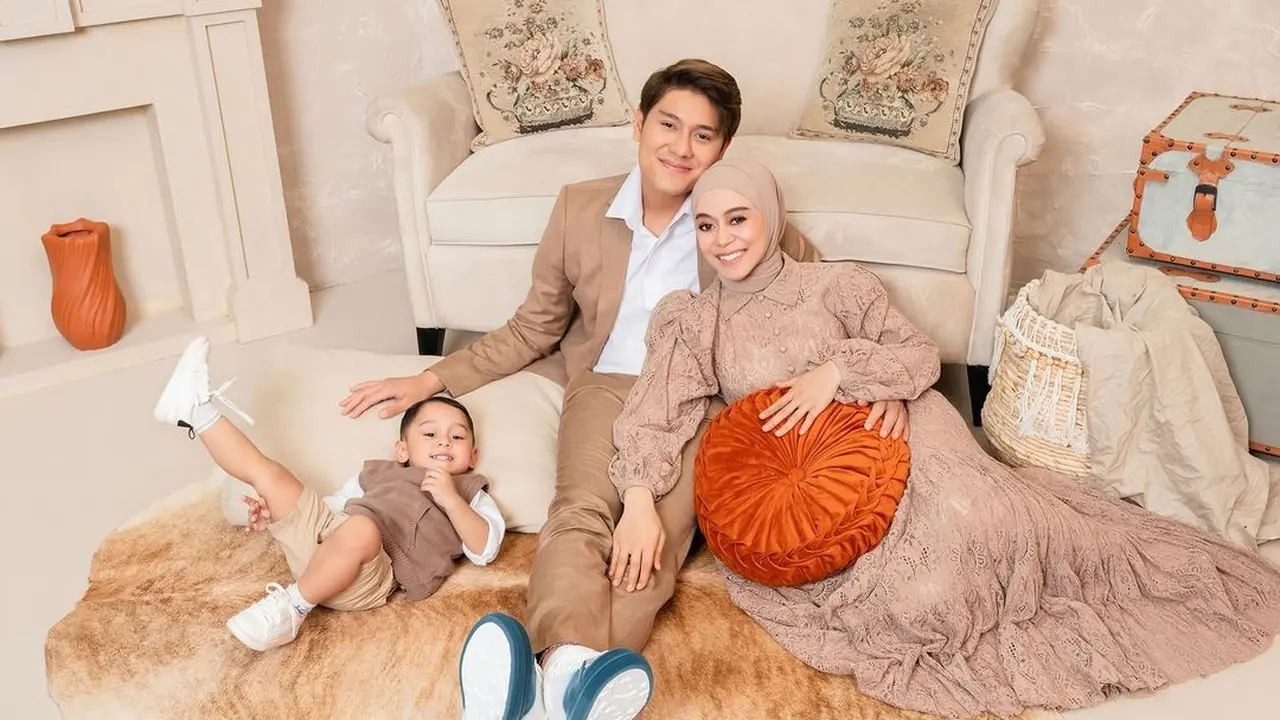 Potret Lesti Kejora bersama Rizky Billar dan Anak (Sumber: Instagram/@rizkybillar)