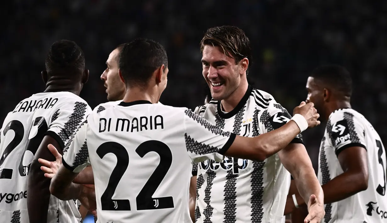 <p>Penyerang Juventus, Dusan Vlahovic berselebrasi dengan rekannya Angel Di Maria setelah mencetak gol ke gawang Sassuolo pada pertandingan Liga Serie A Italia di stadion Juventus di Turin (15/8/2022). Vlahovic mencetak dua gol dan mengantar Juventus menang atas Sassuolo 3-0. (AFP/Marco Bertorello)</p>