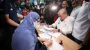 <p>Bakal Calon Ketua Umum PSSI, AA La Nyalla Mahmud Mattalitti menyerahkan berkas pendaftaran Bakal Calon Ketua Umum PSSI kepada Staff PSSI yang berlangsung di GBK Arena, Jakarta, Jumat (13/01/2023). (Bola.com/Bagaskara Lazuardi)</p>