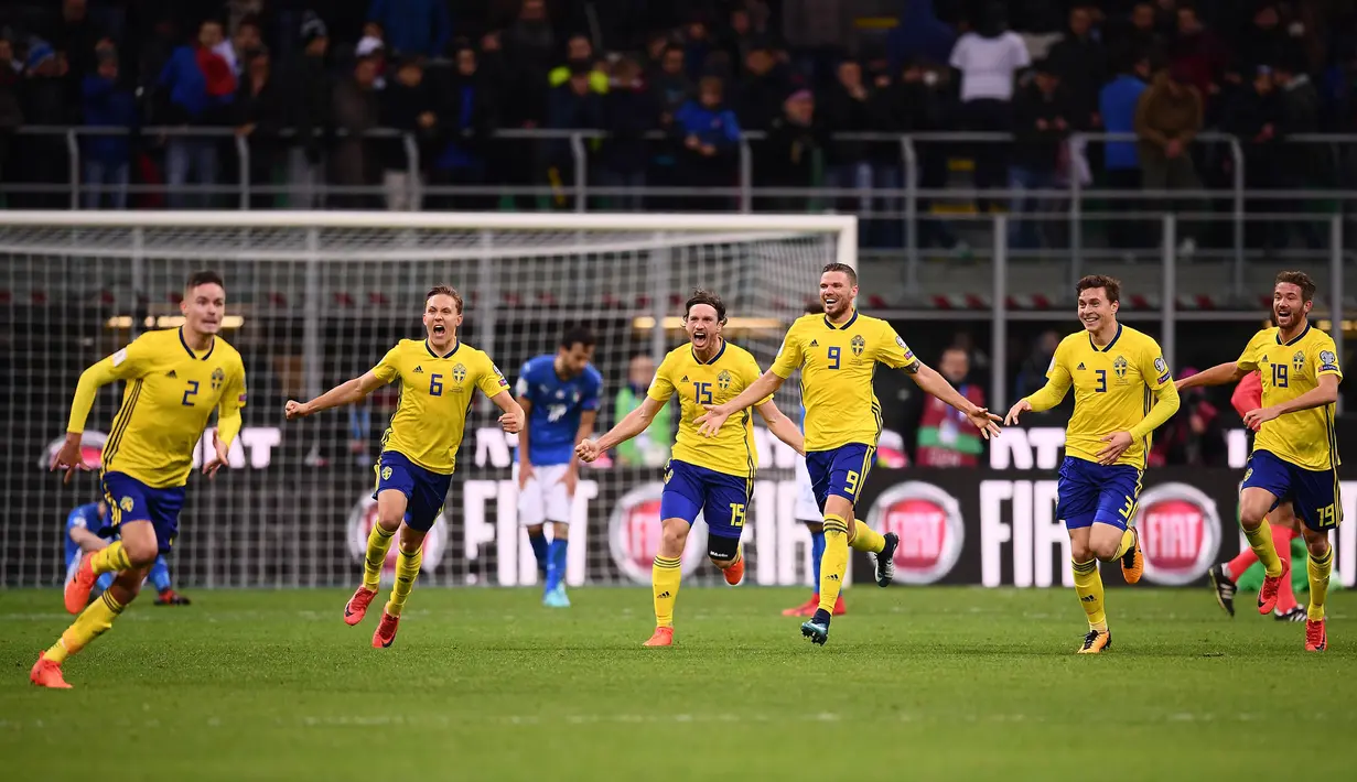 Para pemain Swedia melakukan selebrasi usai memastikan lolos Piala Dunia usai menahan imbang Italia di Stadion Giuseppe Meazza, Senin (13/11/2017). Italia bermain imbang 0-0 dengan Swedia. (AFP/Marco Bertorello)