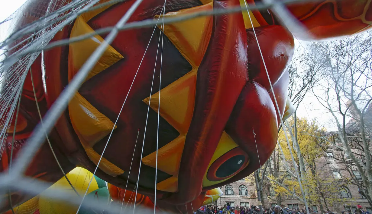  Balon berukuran besar disiapkan untuk parade Hari Pengucapan Syukur Macy's di Manhattan borough,  New York, Kamis (26/11). (REUTERS/Shannon Stapleton)