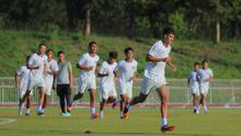 Rafael Struick (depan) menjalani sesi latihan bersama rekan-rekannya di Timnas Indonesia U-22, Minggu (7/12/2025) jelang laga perdana melawan Filipina U-23. (Bola.com/Bagaskara Lazuardi)