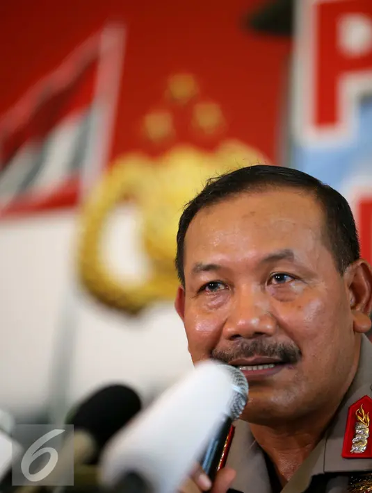 Kapolri Badroidin Haiti memberikan keterangan pers di Gedung Divhumas Mabes Polri, Jakarta, Sabtu (16/1/2016). Kapolri memberikan keterangan terkait Teroris Bom Jakarta beberapa hari lalu. (Liputan6.com/Faizal Fanani)