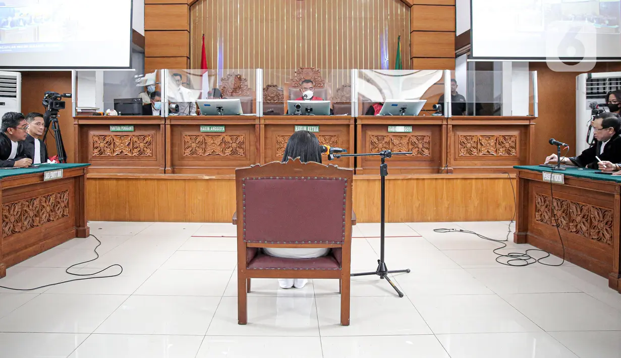 Terdakwa kasus pembunuhan Brigadir Yosua Hutabarat atau Brigadir J, Putri Candrawathi (tengah) menjalani sidang lanjutan di Pengadilan Negeri Jakarta Selatan, Jakarta, Rabu (26/10/2022). Sidang itu beragenda mendengarkan pembacaan putusan sela. (Liputan6.com/Faizal Fanani)