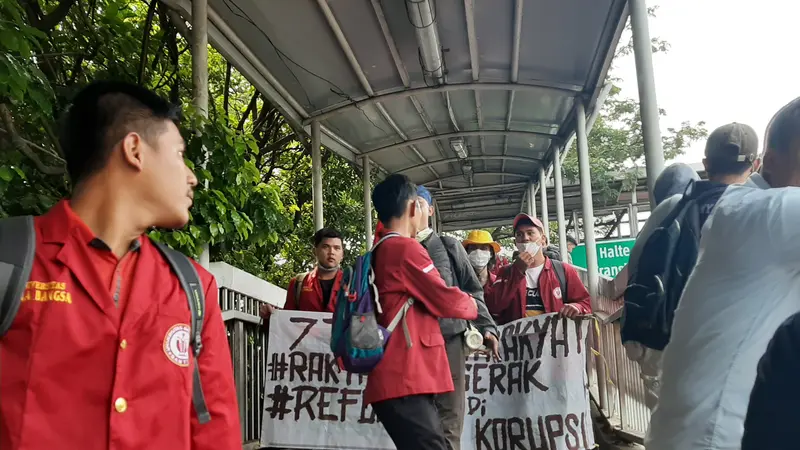 Mahasiswa menuju ke gedung DPR, Senin (30/9/2019). (Liputan6.com/Yopi Makdori)