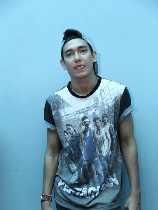 Foto dengan menggunakan celana boxer yang sempat menjadi viral itu merupakan salah satu peran dalam film terbaru mereka berjudul Pertaruhan.  Bahkan membuat jalanan macet. (Galih W. Satria/Bintang.com)