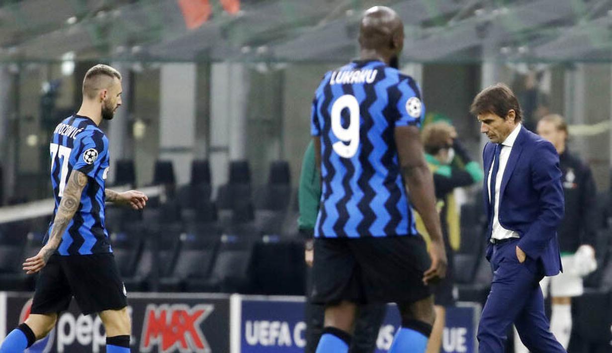 Pelatih Inter Milan, Antonio Conte, tertunduk lesu usai ditahan imbang Borussia Moenchangladbach pada laga Liga Champions di Stadion Giuseppe Meazza, Kamis (22/10/2020). Kedua tim bermain imbang 2-2. (AP/Luca Bruno)