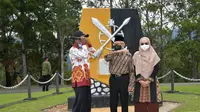 Wakil Presiden Ma'ruf Amin dan istrinya Wury Ma'ruf Amin menyambangi Tugu MacArthur, Papua, Sabtu (6/11/2021). (Liputan6.com/ Delvira Hutabarat)