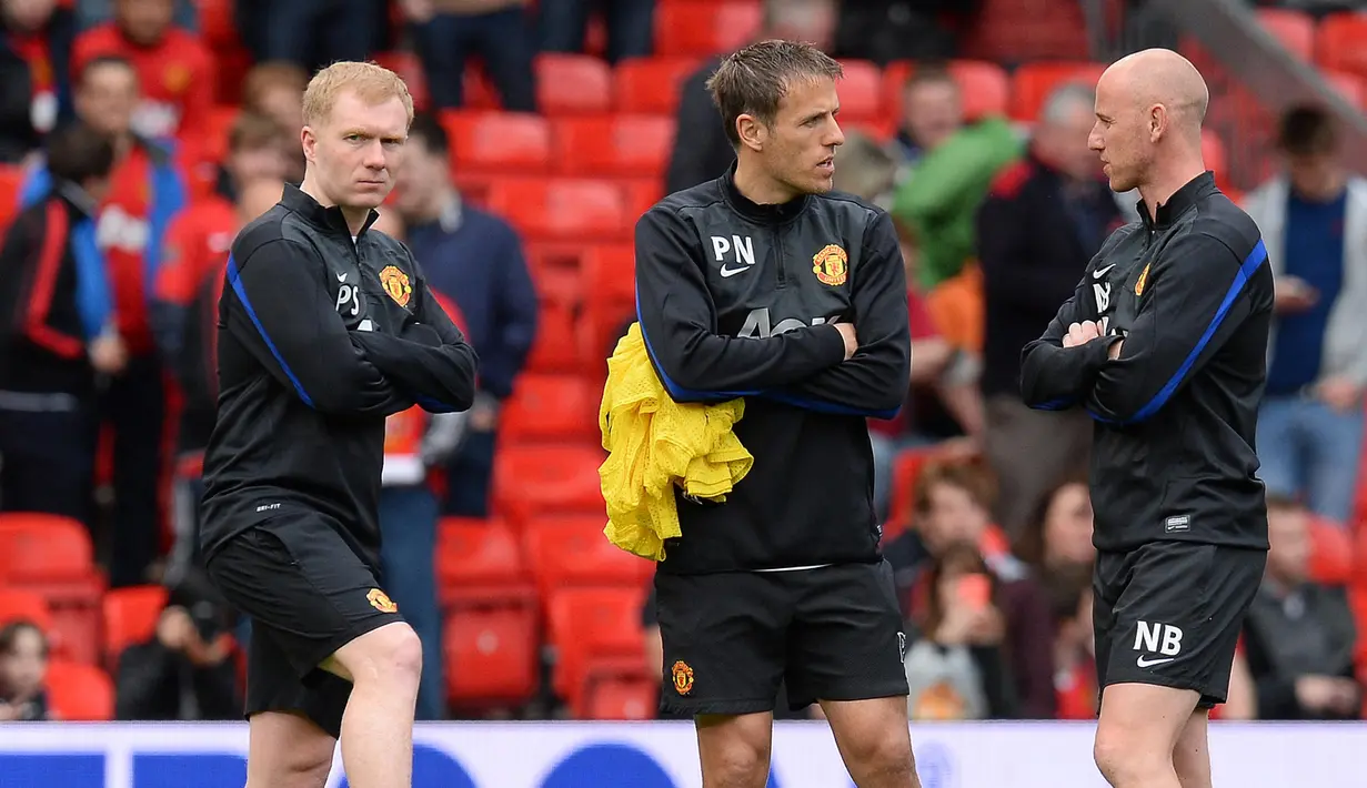 Phil Neville juga pernah menjadi asisten David Moyes yang kala itu ditunjuk menjadi pelatih Manchester United. Bahkan bersama Scholes dan Nicky Butt membantu Ryan Giggs yang menjadi pelatih sementara Manchester United. (AFP/Andrew Yates)