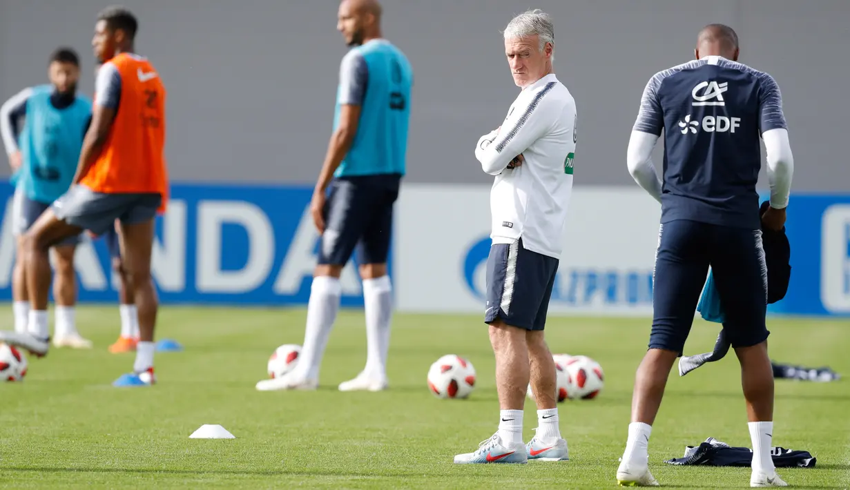 Pelatih Prancis, Didier Deschamps melihat pemainnya berlatih di Glebovets, Rusia, (7/7). Prancis akan bertanding melewan Belgia pada babak semifinal Piala Dunia 2018. (AP Photo / David Vincent)