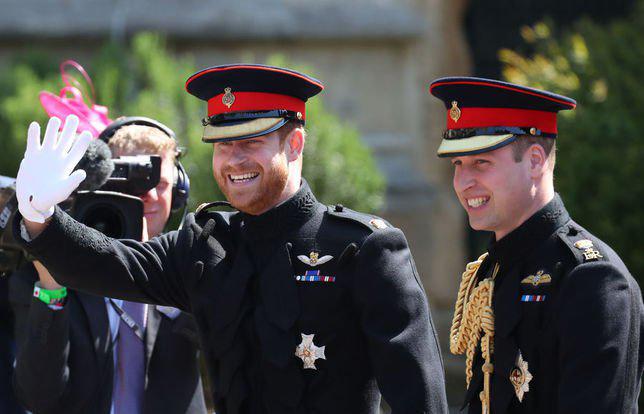 Selain tali emas, medali yang dipakai Harry dan William juga berbeda &copy; AFP