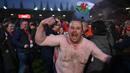 Pendukung Wrexham merayakan kemenangan timnya saat laga English National League antara Wrexham melawan Boreham Wood di Racecourse Ground Stadium, Wrexham, Wales, Sabtu (22/04/2023). Wrexham menang dengan skor 3-1 dan berhasil promosi ke Liga Dua Inggris. (AFP/Oli Scarff)