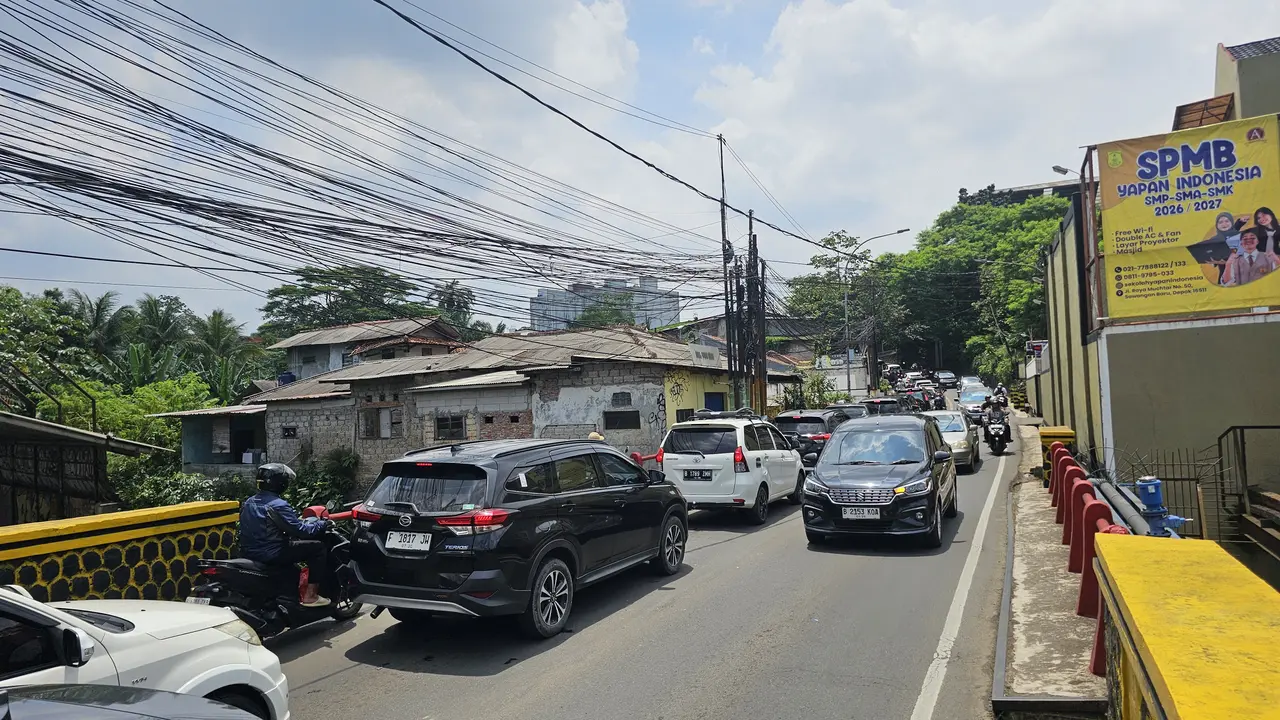 jalanan kota Depok macet dipadati pemudik lokal