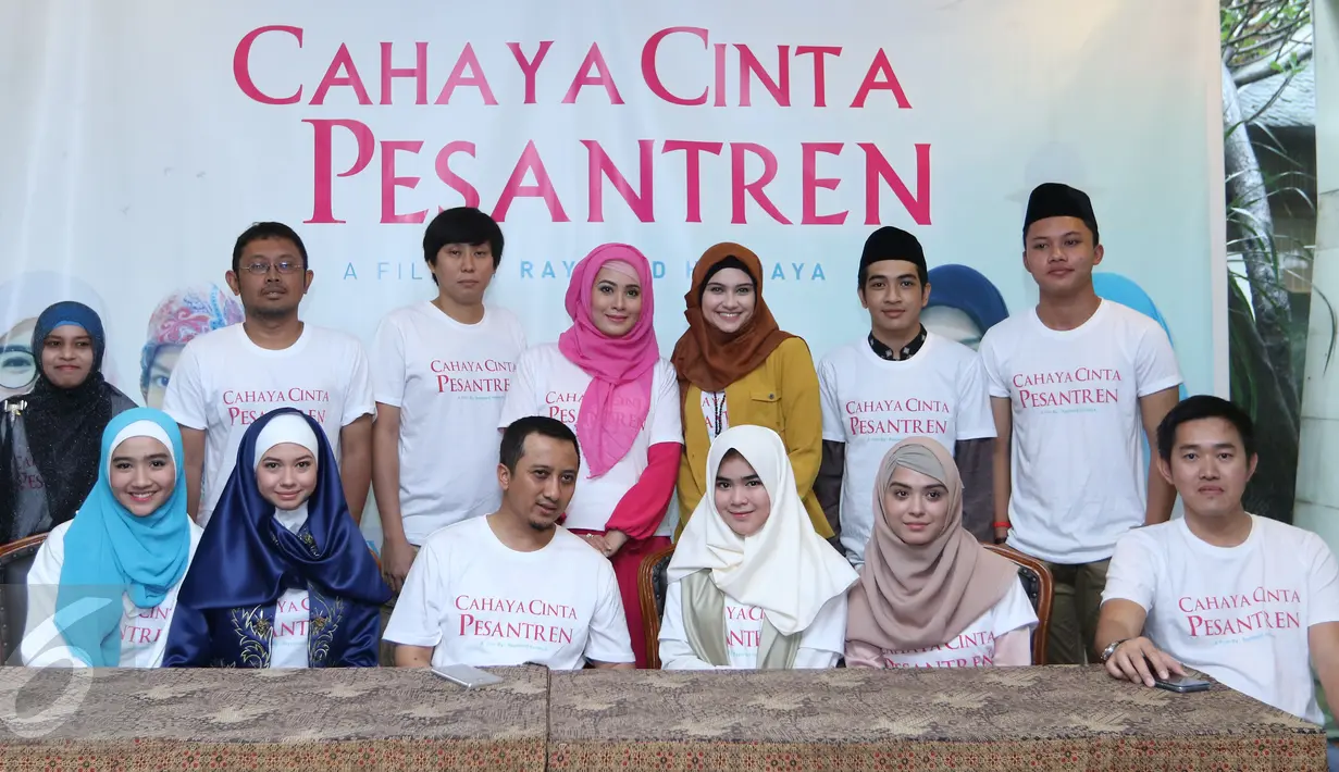 Ustadz Yusuf Mansur bersama para pemain film Cahaya Cinta Pesantren menggelar konferensi pers, Jakarta, Senin (25/1/2016). Film ini diadaptasi dari novel karya Ira Madan dan digarap oleh rumah produksi Fullframe Picture. (Liputan6.com/Herman Zakharia)