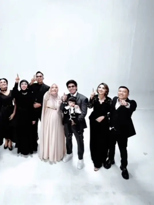 Atta Halilintar dan Aurel bersama keluarga [Instagram/attahalilintar]