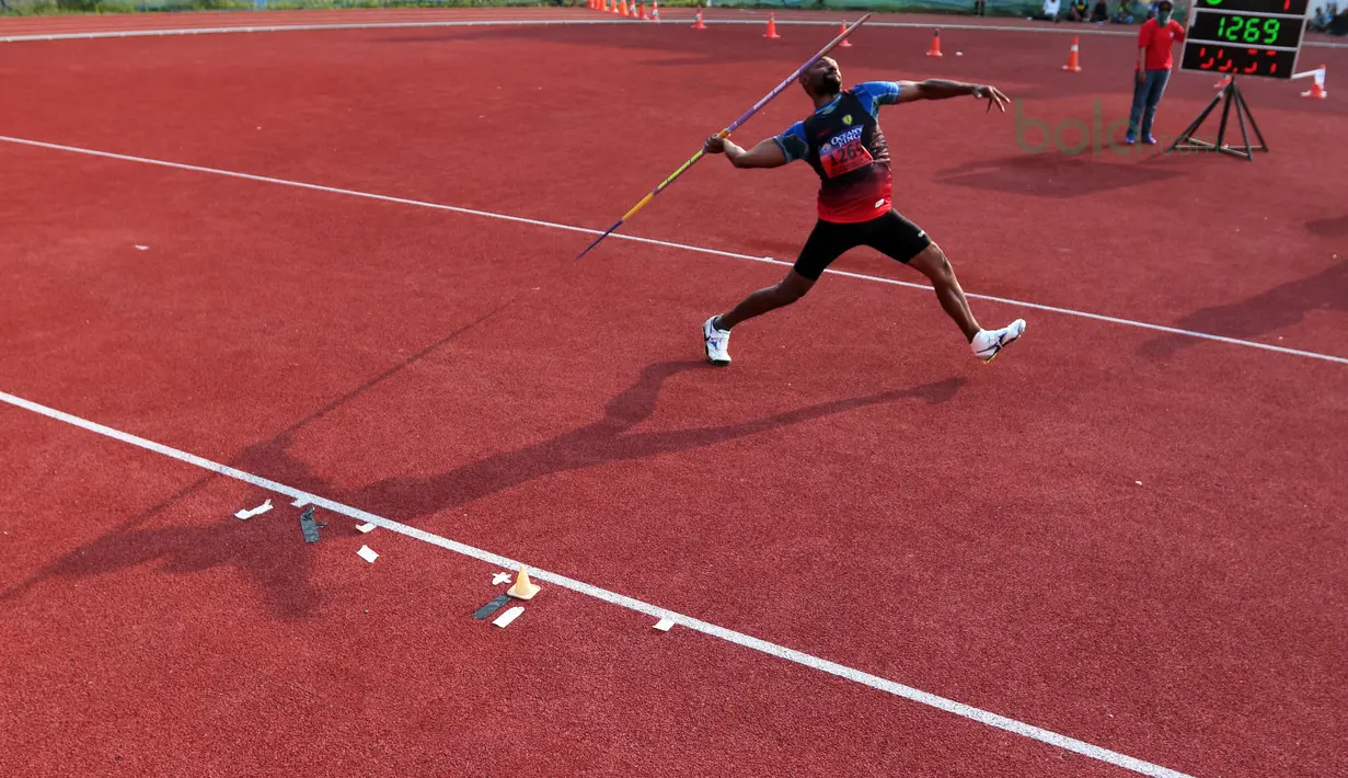 Atlet Papua Barat, Agustinus Mahuze beraksi pada nomor lempar Lembing putra senior kejuaraan Nasional Atletik 2018 di Stadion Madya (8/5/2018). Kejurnas Atletik berlangsung dari tanggal 8-12 Mei 2018. (Bola.com/Nick Hanoatubun)