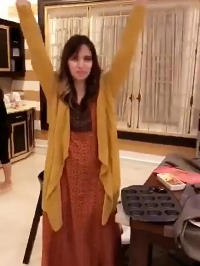 Selalu Tampil Fashionable, Ini 6 Gaya Nia Ramadhani saat Pakai Daster