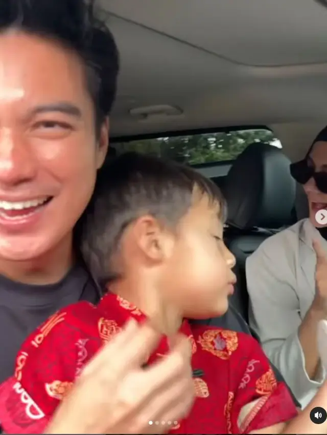 Masih Proses Cerai, Ini 6 Potret Baim Wong dan Paula Kompak Urus Anak di Hari Imlek