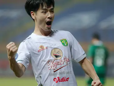 Persebaya Surabaya sukses bangkit dari keterpurukan setelah kalah dalam dua laga beruntun. Adalah Taisei Marukawa yang tampil apik sepanjang pertandingan saat melawan PSS Sleman dengan menyumbangkan dua dari tiga gol yang diraih Persebaya. (Bola.com/Bagaskara Lazuardi)