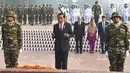 Presiden Joko Widodo berdoa saat mengunjungi National Martyrs’ Memorial di Savar, Bangladesh (28/1). Monumen ini adalah tempat mengenang para pejuang kemerdekaan Bangladesh. (Liputan6.com/Pool/Rusman Biro Pers Setpres)