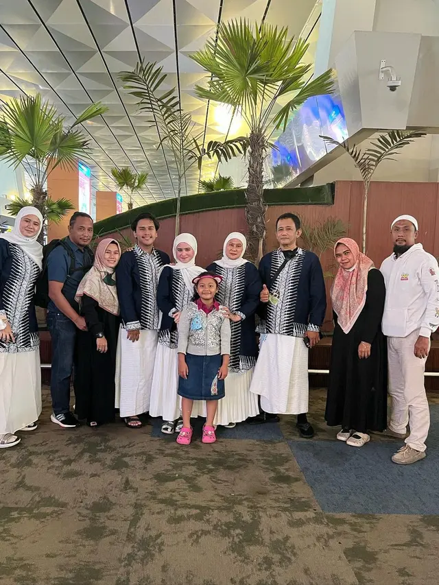 7 Potret Tissa Biani dan Keluarga Jalani Ibadah Umroh, Penuh Haru Bahagia