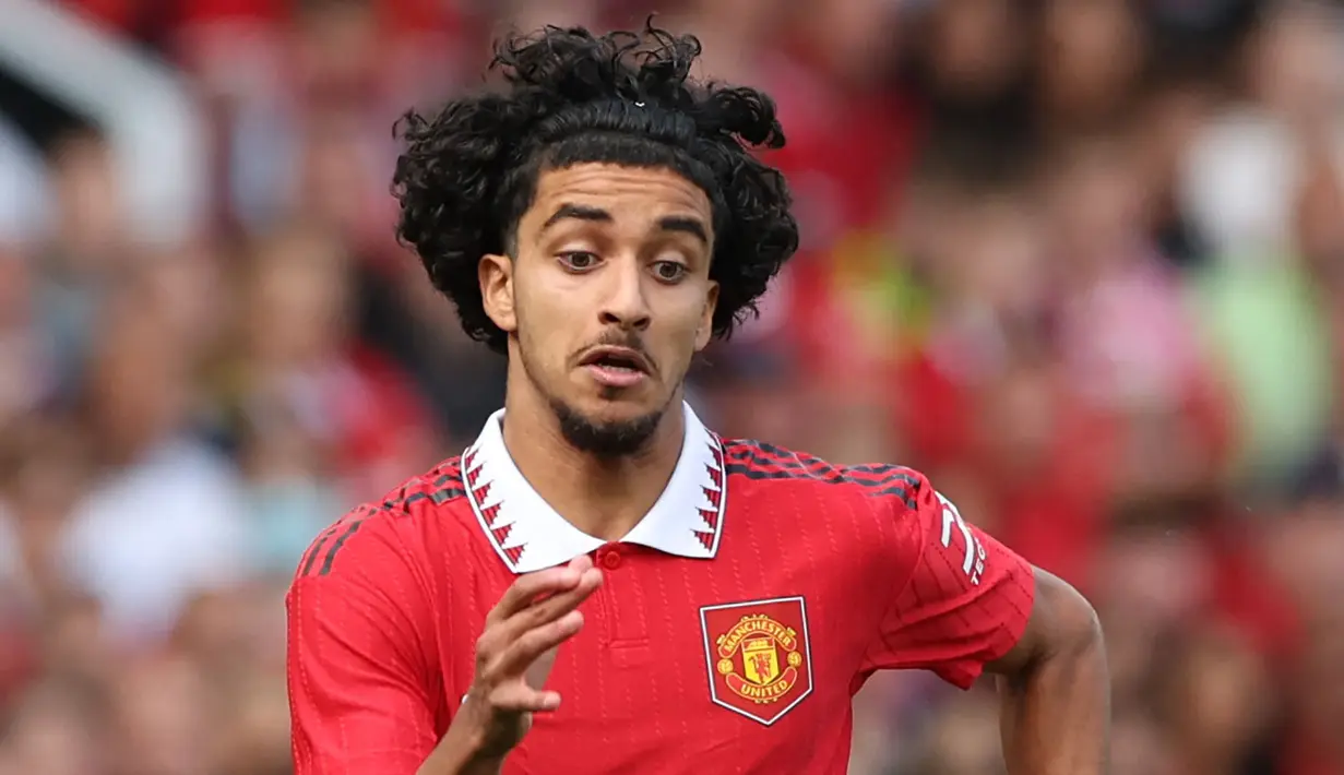 Pemain Manchester United, Zidane Iqbal berusaha mengejar bola pada laga persahabatan melawan Rayo Vallecano di Old Trafford, Manchester, 31 Juli 2022. Iqbal menjadi pemain pertama yang dilepas MU. Ia dibeli FC Utrecht dengan biaya satu juta euro. Pemain jebolan akademi MU tersebut dipanggil tim utama pada musim 2021/2022. Sayangnya, pemuda Irak tersebut gagal berkembang dan hanya bermain satu kali untuk tim utama. (AFP/Nigel Roddis)