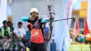 Pemanah Jatim, Riau Ega Agata S saat lomba kelas Recurve Men Individual PON XIX di Lapangan Panahan Si Jalak Harupat, Kab Bandung, Rabu (21/9). Di final, Riua Ega mengalahkan Dhia Rahmat (NAD). (Liputan6.com/Helmi Fithriansyah)