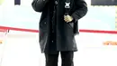 Sedangkan Cha Eun Woo terlihat mengenakan Dior Men coat, sweater, saddle bag, dan sneakers B30. Foto: Instagram.