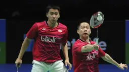Pertandingan antara kedua pasangan berjalan alot sejak awal, kedudukan sempat sama kuat 17-17 sebelum akhirnya Kevin/Markus menyudahi gim pertama dengan 21-19. (AP/Rui Vieira)