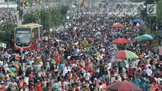 PKL berdagang di badan jalan saat Hari Bebas Kendaraan Bermotor (HBKB) atau car free day di kawasan Bundaran HI, Jakarta, Minggu (18/11). Kurangnya pengawasan menyebabkan PKL berdagang tidak pada tempatnya. (Merdeka.com/Iqbal S. Nugroho)