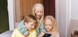 Gen Z menghadapi tantangan baru ketika menjadi orang tua karena anak tumbuh berdampingan dengan internet, mulai dari penggunaan teknologi hingga berbagai risiko di ruang digital. (Foto/Dok: Pexels)