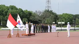 Panglima TNI Jenderal TNI Dr. Moeldoko dan Panglima Angkatan Bersenjata (Pangab) Korea Admiral Choi Yoon-Hee saat melakukan upacara di Mabes TNI Cilangkap, Jakarta Timur, Selasa (20/01/2015). (Puspen TNI)