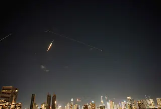 Serangan ini merupakan balasan langsung atas serangan udara skala besar yang dilakukan oleh militer Israel dan Amerika Serikat (AS) terhadap Teheran dan wilayah Iran lainnya pada Sabtu 28 Februari 2026 pagi. Tampak dalam foto, jejak-jejak pencegahan rudal pertahanan udara terlihat di Tel Aviv, Israel, Sabtu 28 Februari 2026. (AP Photo/Ohad Zwigenberg)