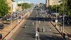 Orang-orang melintasi jalanan di Niamey, Niger (10/7/2019). Niamey adalah ibu kota sekaligus kota terbesar Niger. Penduduknya berjumlah 800,000 jiwa (2000) dengan luas wilayah 670 km². (AFP Photo/Issouf Sanogo)
